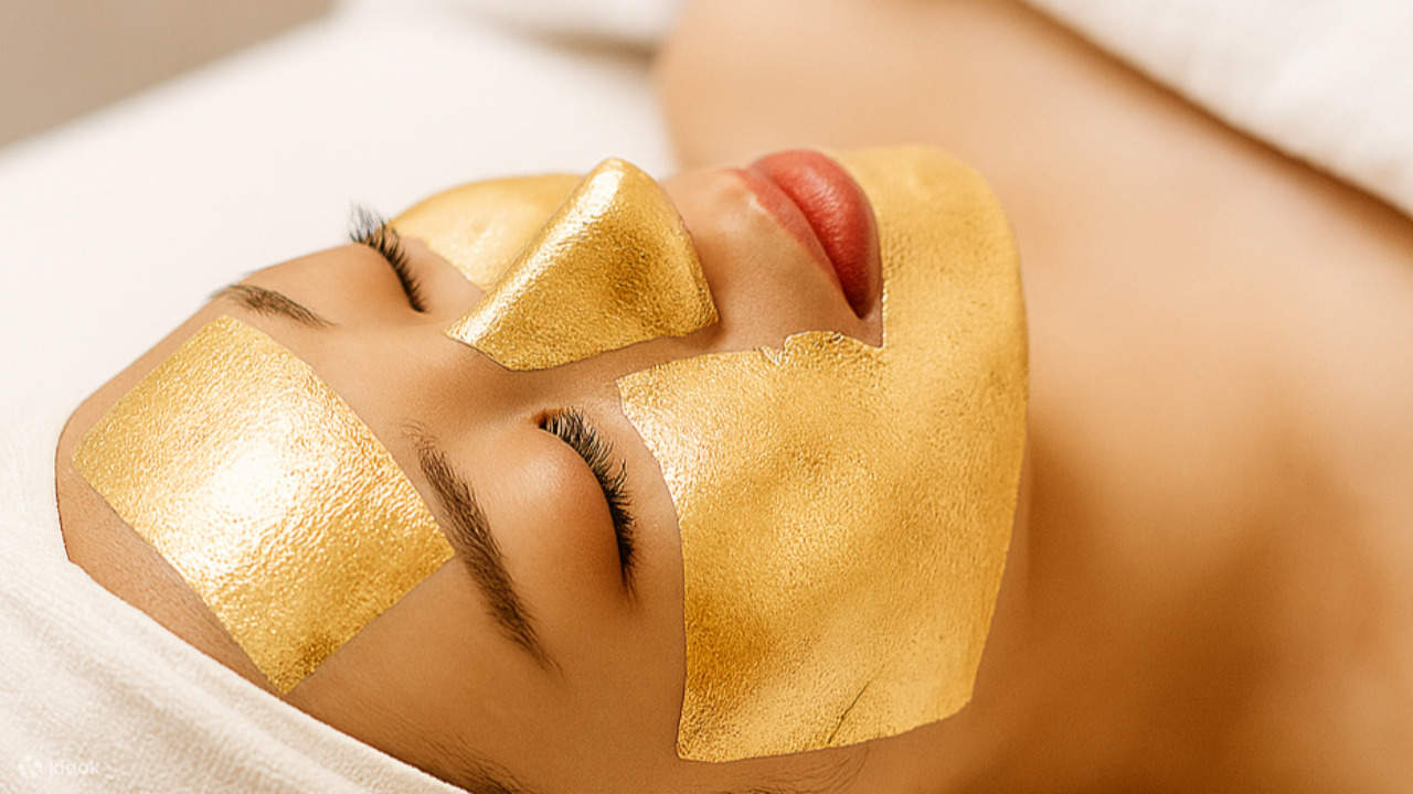 4-2. VIP金箔臉部護理＆香氛身體課程（150分鐘）這項頂級課程結合了24K金箔臉部護理與全身香氛按摩，能有效提亮、緊緻、淨化臉部肌膚，同時舒緩身體的緊繃感，恢復整體平衡。